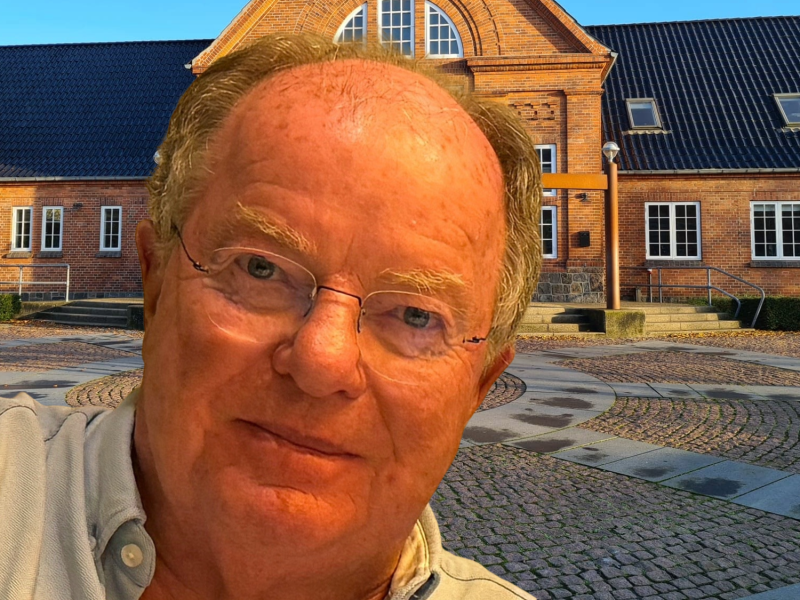 Fotocollage Per Jensen foran Brønderslev Bibliotek