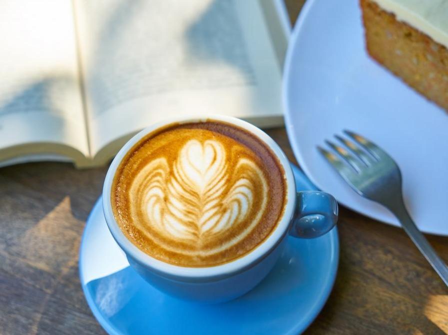 Kaffe, kage og opslået bog